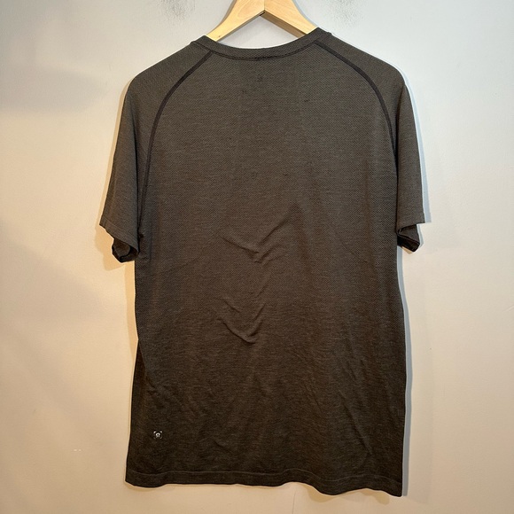 Lululemon Men's Metal Vent Tech Short Sleeve Shirt in a dark gray Size Large - Picture 2 of 7